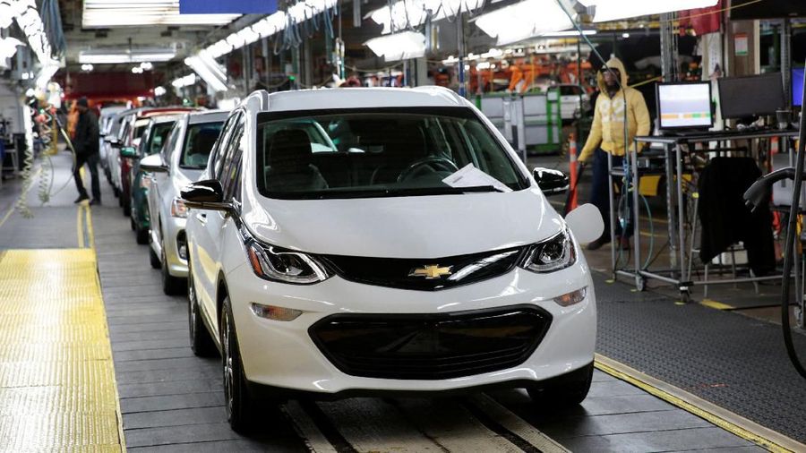 General Motors assembly workers connect a battery pack underneath a partially assembled 2018 Chevrolet Bolt EV vehicle on the assembly line at  Orion Assembly in Lake Orion, Michigan, U.S., March 19, 2018.  Photo taken March 19, 2018.   REUTERS/Rebecca Cook