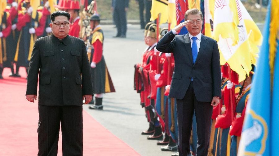 Pemimpin Korut Kim Jong-un dan Presiden Korsel Moon Jae-in bertemu untuk pertama kalinya pada Jumat (27/4/2018) pagi.