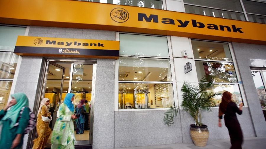 FILE PHOTO: Customers leave a branch of Malaysia's Maybank in Putrajaya October 9, 2009. REUTERS/Bazuki Muhammad