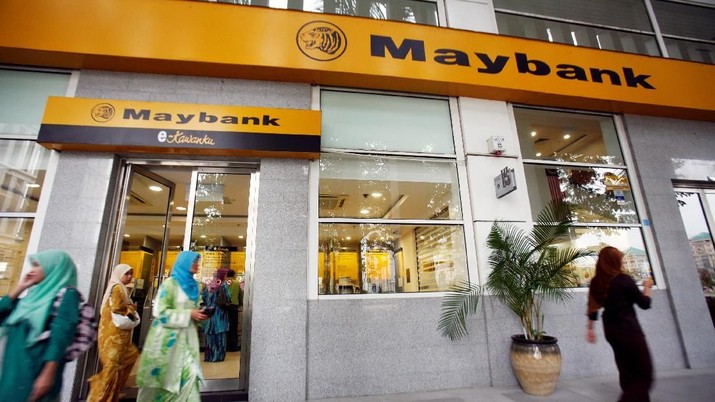 maybank FILE PHOTO: Customers leave a branch of Malaysia's Maybank in Putrajaya October 9, 2009. REUTERS/Bazuki Muhammad