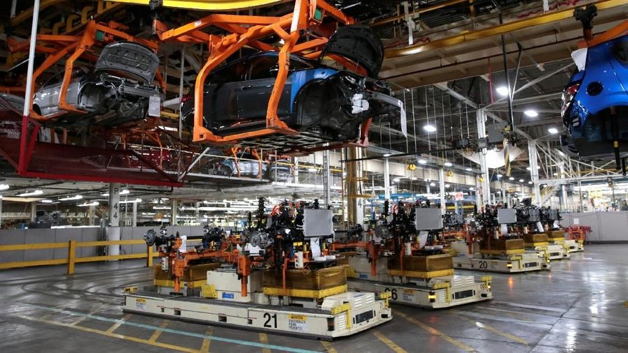 GM jadi pabrik mobil pertama di Indonsia.