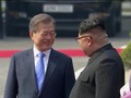 Tampak Serius, Kim Jong-un dan Moon Jae-in Bicara Empat Mata