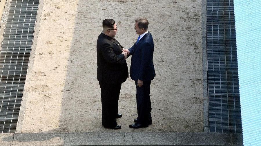 South Korean President Moon Jae-in and North Korean leader Kim Jong Un shake hands in the truce village of Panmunjom inside the demilitarized zone separating the two Koreas, South Korea, April 27, 2018.     Korea Summit Press Pool/Pool via Reuters