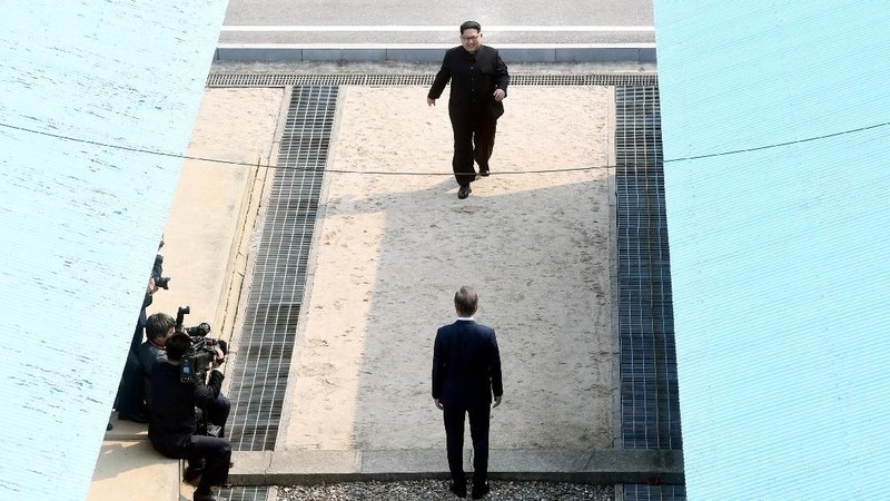 Pemimpin Korut Kim Jong-un dan Presiden Korsel Moon Jae-in bertemu untuk pertama kalinya pada Jumat (27/4/2018) pagi.