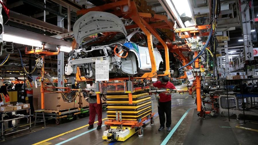 General Motors assembly workers connect a battery pack underneath a partially assembled 2018 Chevrolet Bolt EV vehicle on the assembly line at  Orion Assembly in Lake Orion, Michigan, U.S., March 19, 2018.  Photo taken March 19, 2018.   REUTERS/Rebecca Cook