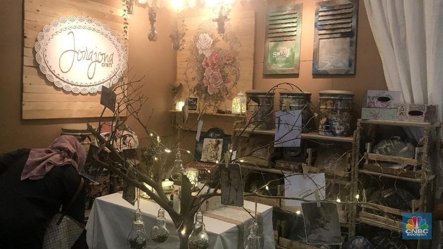 Di pameran ini para pengunjung akan melihat para perajin, pengusaha, produsen dan eksportir kerajinan