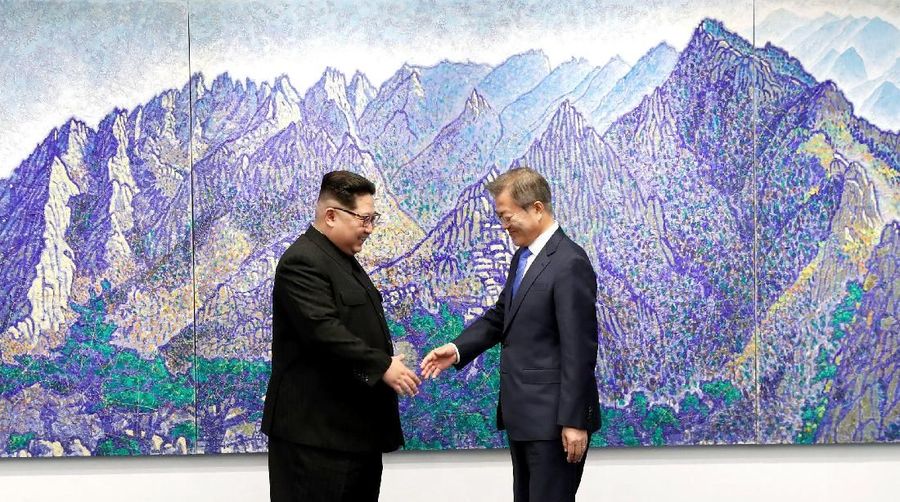 Pemimpin Korut Kim Jong-un dan Presiden Korsel Moon Jae-in bertemu untuk pertama kalinya pada Jumat (27/4/2018) pagi.
