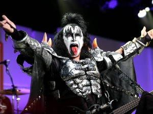 Tak Sadarkan Diri-Tabrak Mobil, Gene Simmons KISS: Aku Baik-baik Saja