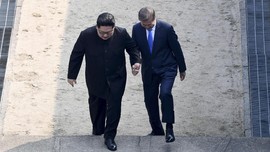 Kim Jong-un Sempat Gandeng Moon Jae-in ke Wilayah Korut