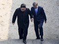 Kim Jong-un Sempat Gandeng Moon Jae-in ke Wilayah Korut