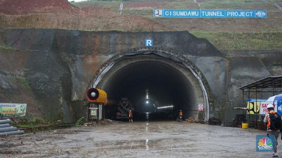 Tol Cileunyi-sumedang-Dawuan (Cisumdawu), merupakan tol pertama di Indonesia yang menggunakan terowongan.