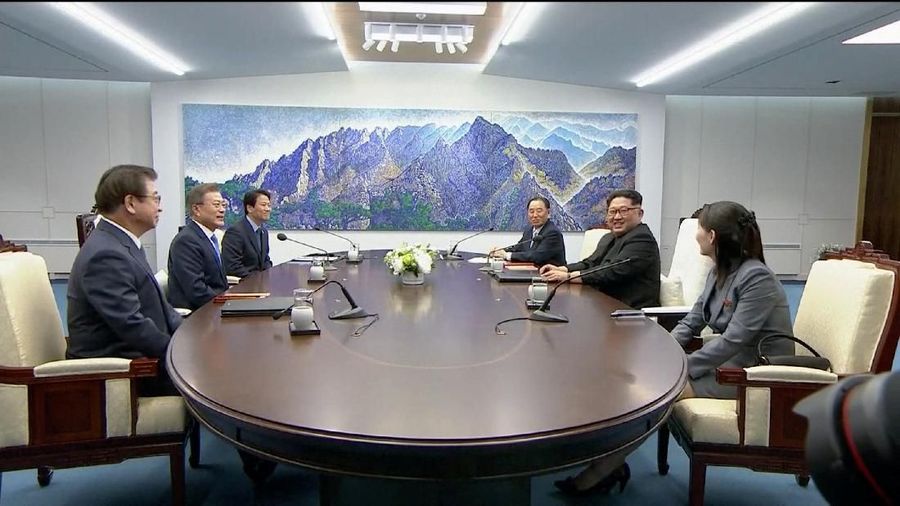 Pemimpin Korut Kim Jong-un dan Presiden Korsel Moon Jae-in bertemu untuk pertama kalinya pada Jumat (27/4/2018) pagi.