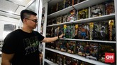 Koleksi pribadi salah satu anggota, Dedi Fadim yang terdapat di markas KMI. Rumah toko yang dijadikan markas KMI adalah milik keluarga Dedi. (CNN Indonesia/M Andika Putra)
