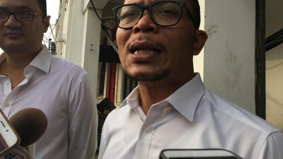 Perpres tersebut belakang menuai polemik yang menurut Hanif cenderung berlebihan (hiperbola) karena sudah mulai masuk tahun politik.