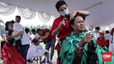 Selain sunat gratis, ada pula bakti sosial yang diadakan seperti potong rambut secara cuma-cuma, hingga refleksi, dan makeup gratis. (CNN Indonesia/ Hesti Rika)