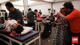 Festival 'Untukmu Indonesia' juga memberikan 500 sunatan secara gratis kepada warga yang berlangsung dari pukul 08:00 hingga 17:00 WIB. (CNN Indonesia/ Hesti Rika)