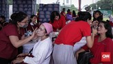 Sejumlah ibu-ibu tampak antusias mengunjungi stan untuk dirias secara gratis. Seperti tema yang diusungnya, sejumlah pengunjung dan panitia kompak mengenakan baju warna merah-putih. (CNN Indonesia/ Hesti Rika)