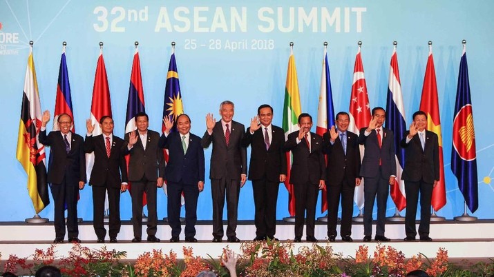 ASEAN leaders take a group photo ahead of the opening ceremony of the 32nd ASEAN Summit in Singapore April 28, 2018.  ASEAN2018 Organising Committee/Handout Via REUTERS
