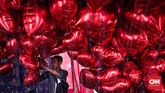 Di salah satu sudut stan, panitia Pesta Rakyat 'Untukmu Indonesia' tampak bersiap membagikan balon merah putih untuk warga. Pembagian balon menjadi satu dari beberapa rangkaian acara di gelaran yang berlangsung di festival ini. (CNN Indonesia/ Hesti Rika)