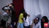 Digelar sejak pagi, sejumlah warga yang datang berdesak masuk dan ada yang sempat tertahan di pintu masuk. Dari pantauan CNNIndonesia.com, gelaran yang diusung Forum Untukmu Indonesia ini dihadiri sekitar ribuan warga yang ramai dan membuat riuh. (CNN Indonesia/ Hesti Rika)
