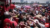 Di antara agenda acara 'Untukmu Indonesia', pembagian sembako menjadi yang paling riuh. Ratusan warga mengantri untuk menukarkan kupon makan dan rela berdesakan. (CNN Indonesia/ Hesti Rika)