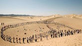 Penyelenggara kelas yoga menawarkan kegiatan lain, semua berada dalam lingkup alam dengan pemandangan padang pasir yang menakjubkan.