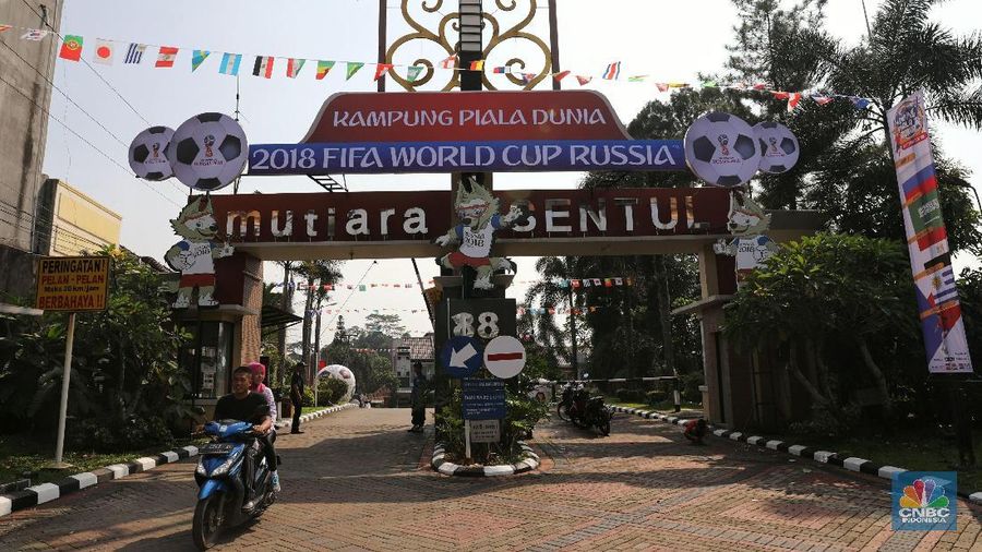 Jakarta, CNBC Indonesia- Jelang piala dunia 2018 warga Komplek Mutiara, Sentul, Jawa Barat, mendekorasi pemukiman mereka menjadi kampung bola. 