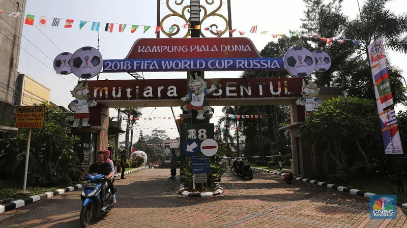 Jakarta, CNBC Indonesia- Jelang piala dunia 2018 warga Komplek Mutiara, Sentul, Jawa Barat, mendekorasi pemukiman mereka menjadi kampung bola. 
