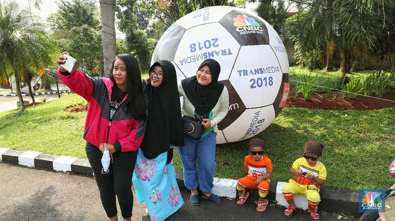 Jakarta, CNBC Indonesia- Jelang piala dunia 2018 warga Komplek Mutiara, Sentul, Jawa Barat, mendekorasi pemukiman mereka menjadi kampung bola. 
