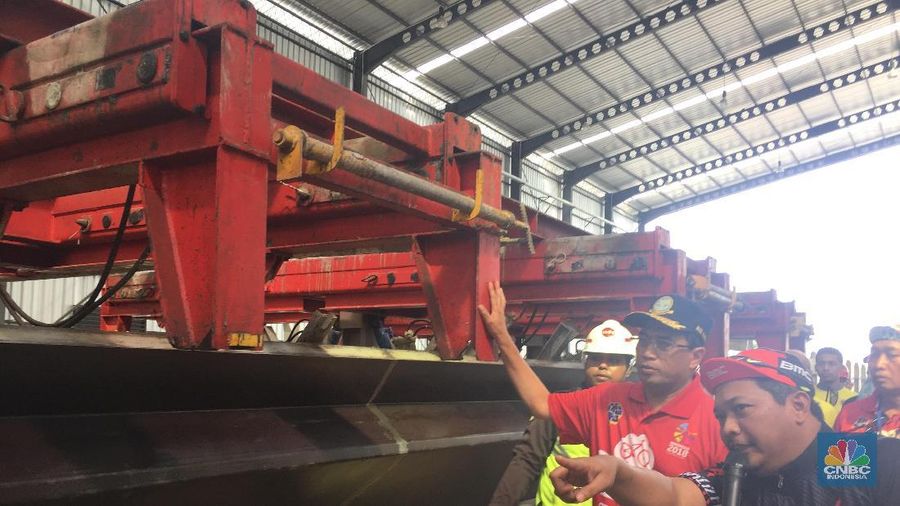 Menteri Perhubungan Budi Karya Sumadi melakukan kunjungan ke pabrik produksi beton LRT, Minggu (29/4/2018).  Menhub tampak Takjub dengan proses produksi beton. 