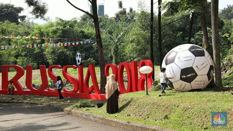 Jakarta, CNBC Indonesia- Jelang piala dunia 2018 warga Komplek Mutiara, Sentul, Jawa Barat, mendekorasi pemukiman mereka menjadi kampung bola. 