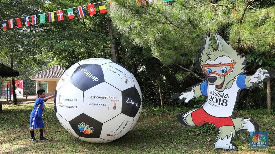Jakarta, CNBC Indonesia- Jelang piala dunia 2018 warga Komplek Mutiara, Sentul, Jawa Barat, mendekorasi pemukiman mereka menjadi kampung bola. 