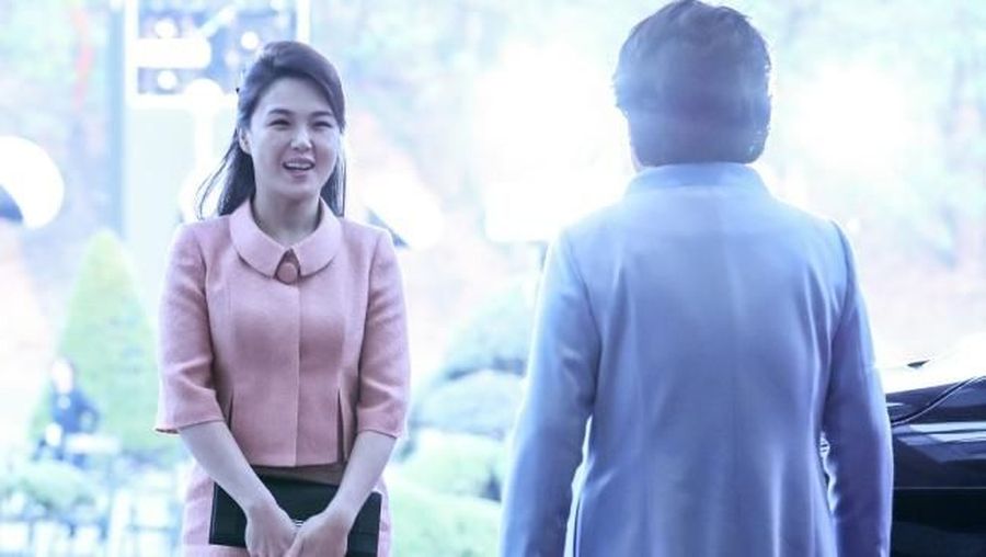 Usai para suami bertemu, kini giliran para istri atau ibu negara dari Korea Selatan dan Korea Utara bertemu untuk pertama kalinya. 