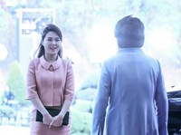 Seperti Ibu-Anak, Ketika Dua Ibu Negara Korea Berpelukan