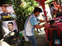 FOTO: Di Kampung Bola, Cukur Rambut a La Ronaldo Cs Gratis!