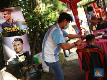 FOTO: Di Kampung Bola, Cukur Rambut a La Ronaldo Cs Gratis!