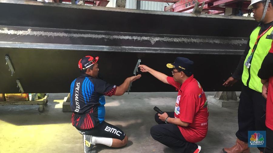 Menteri Perhubungan Budi Karya Sumadi melakukan kunjungan ke pabrik produksi beton LRT, Minggu (29/4/2018).  Menhub tampak Takjub dengan proses produksi beton. 