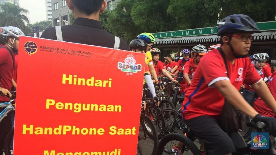 Menteri Perhubungan Budi Karya Sumadi mensosialisasikan keselamatan mudik sambil bersepeda santai di kawasan Bunderan HI, Minggu (29/4/2018). 