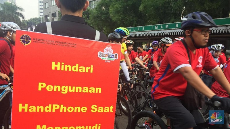 Menteri Perhubungan Budi Karya Sumadi mensosialisasikan keselamatan mudik sambil bersepeda santai di kawasan Bunderan HI, Minggu (29/4/2018). 