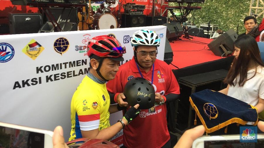 Banyak cara dilakukan Kementerian Perhubungan (Kemenhub) untuk sosialisasi keselamatan mudik lebaran. Salah satunya dengan touring sepeda Jakarta-Surabaya.