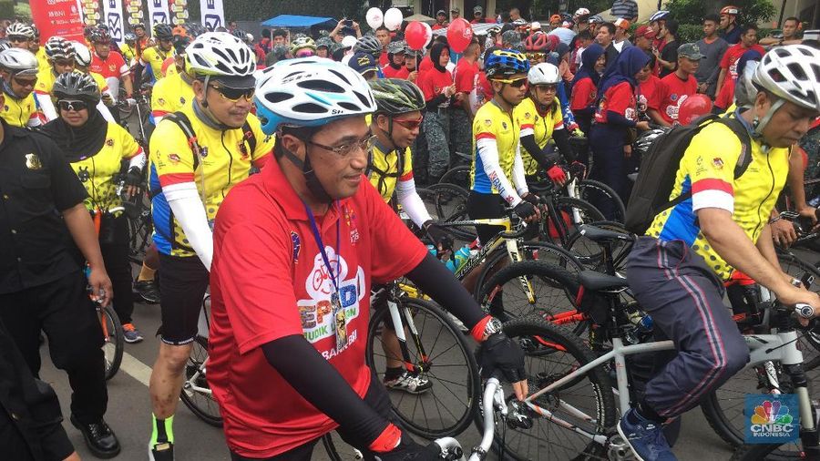 Menteri Perhubungan Budi Karya Sumadi mensosialisasikan keselamatan mudik sambil bersepeda santai di kawasan Bunderan HI, Minggu (29/4/2018). 