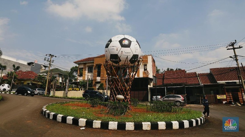 Jakarta, CNBC Indonesia- Jelang piala dunia 2018 warga Komplek Mutiara, Sentul, Jawa Barat, mendekorasi pemukiman mereka menjadi kampung bola. 