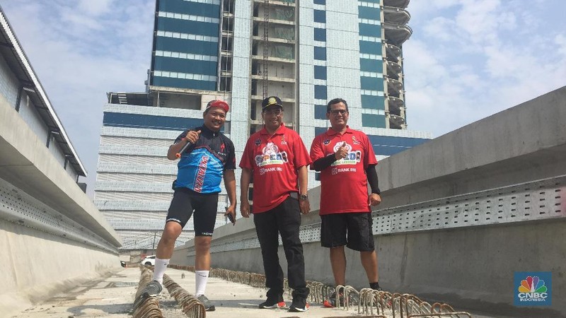 Menteri Perhubungan Budi Karya Sumadi melakukan kunjungan ke pabrik produksi beton LRT, Minggu (29/4/2018).  Menhub tampak Takjub dengan proses produksi beton. 