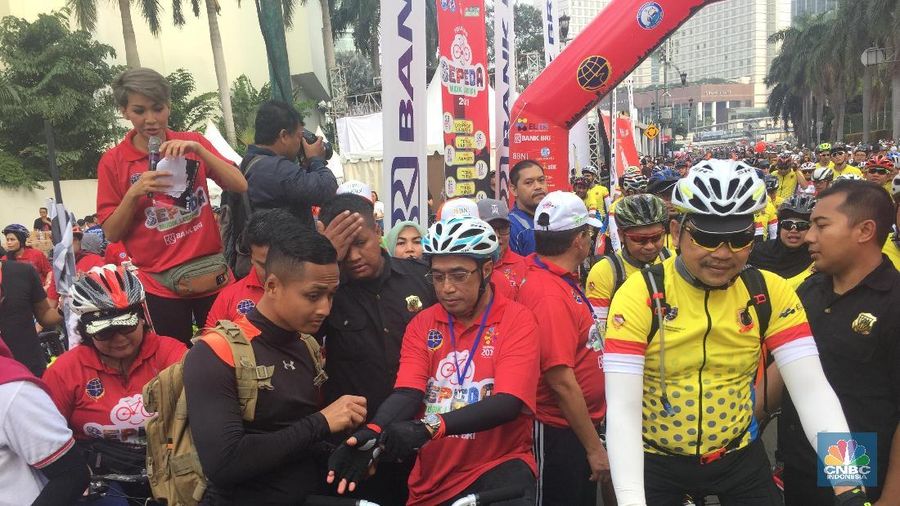 Menteri Perhubungan Budi Karya Sumadi mensosialisasikan keselamatan mudik sambil bersepeda santai di kawasan Bunderan HI, Minggu (29/4/2018). 