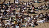 ratusan peserta melakukan aktivitas yoga massal dan menelungkup di atas padang pasir di Bukit Samalayuca, Meksiko.