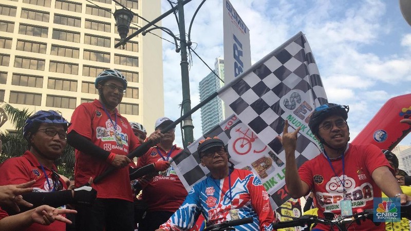 Menteri Perhubungan Budi Karya Sumadi mensosialisasikan keselamatan mudik sambil bersepeda santai di kawasan Bunderan HI, Minggu (29/4/2018). 