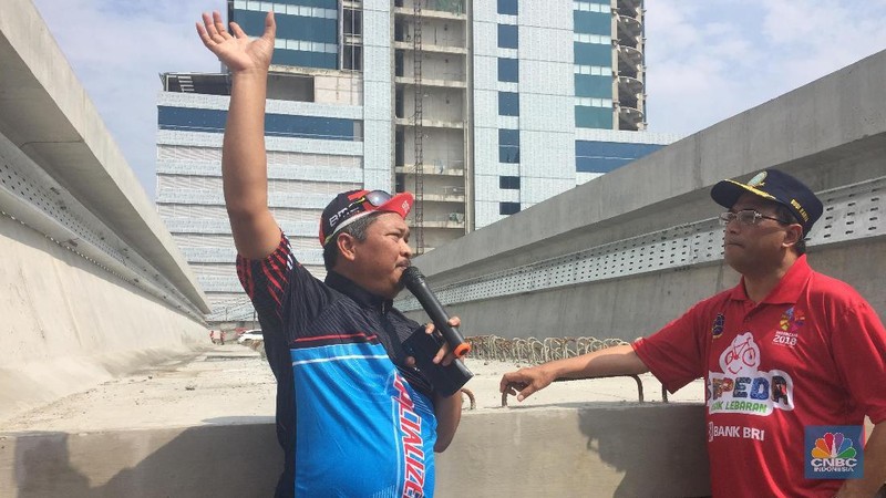 Menteri Perhubungan Budi Karya Sumadi melakukan kunjungan ke pabrik produksi beton LRT, Minggu (29/4/2018).  Menhub tampak Takjub dengan proses produksi beton. 