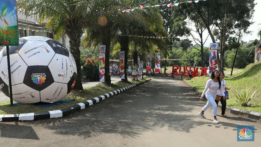 Jakarta, CNBC Indonesia- Jelang piala dunia 2018 warga Komplek Mutiara, Sentul, Jawa Barat, mendekorasi pemukiman mereka menjadi kampung bola. 