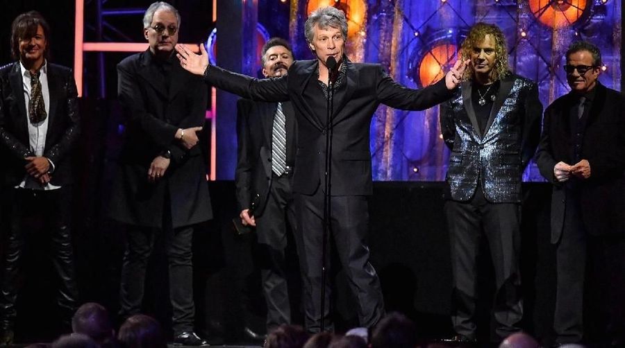 Bintang rock and roll Jon Bon Jovi mengaku baru sanggup membeli rumah sendiri setelah merilis 3 album. Sebelumnya, Ia tinggal bersama dengan orang tua. 