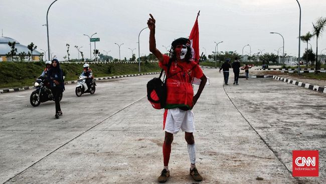 Tampil Nyentrik Demi Dongkrak Semangat Timnas Indonesia